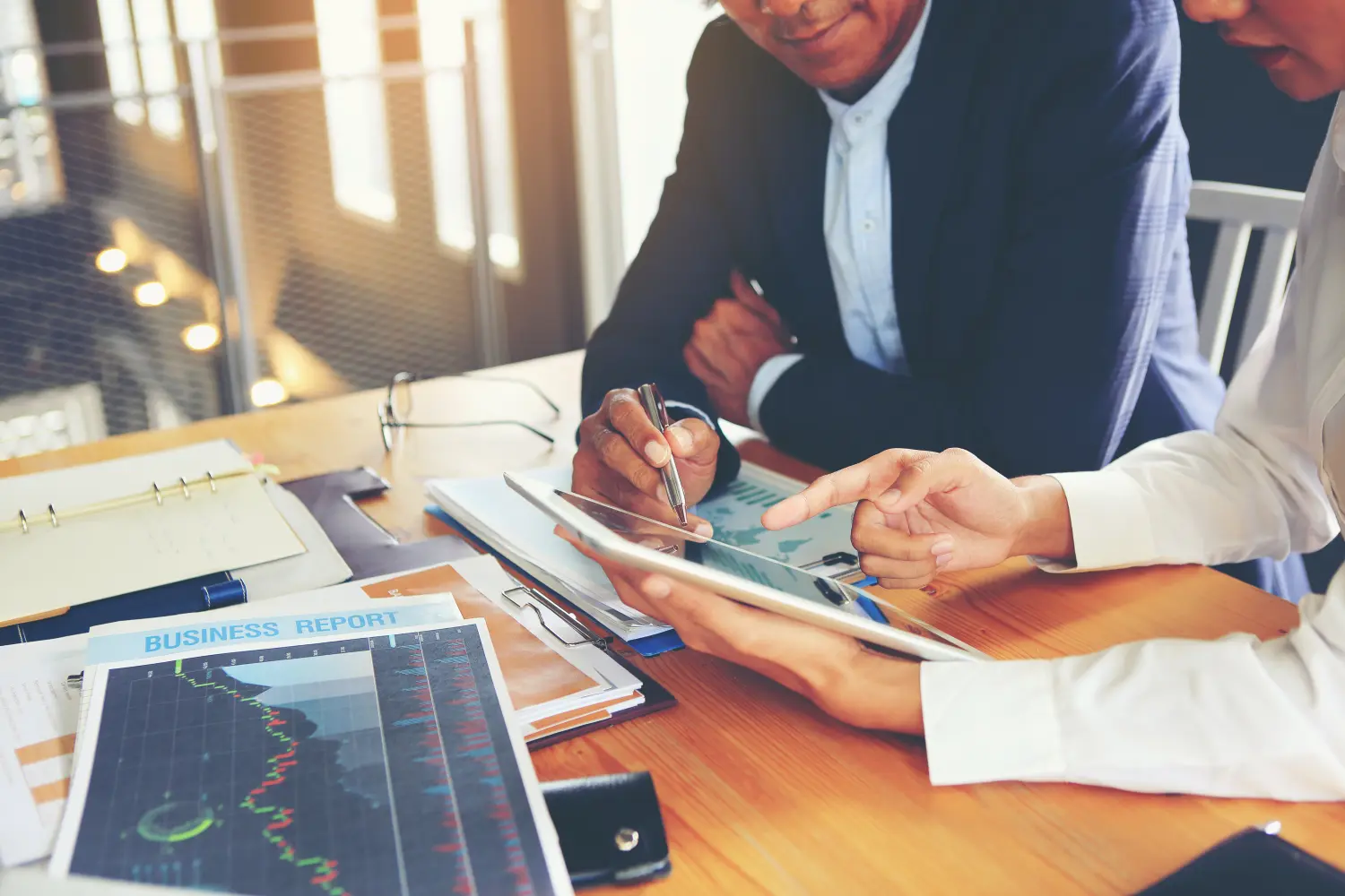 Marketing Intelligence GmbH - Zwei Geschäftsleute beraten und planen ihre Geschäfte